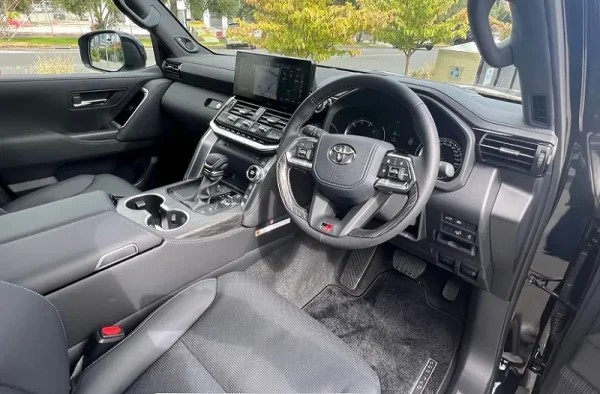 TOYOTA LAND CRUISER VXR 4.0L V6 - Image 2